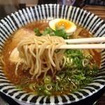 麺ノ神 八咫烏 - ヤタガラブラックの麺