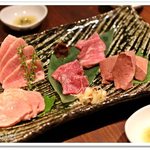 Motsukichi Sutando - 肉刺し盛り合せ（五種盛り合せ）