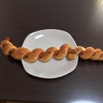 粉とクリーム - 本日のポンイツ。はみ出している！  自宅にて