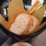 La Bettola - なにも注文しなくてバケットがサルサソースとともに卓上に