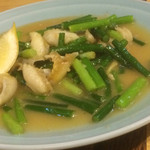 久昇 - ツブ貝とにんにく芽の炒め物もの。味噌味とニンニク味が絶妙。レモンを絞ると爽やかさが勝って、違う料理に変身！