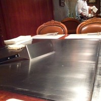 ステーキ＆ワイン オクソン - シェフとの距離感が近くでライブ感もあります。