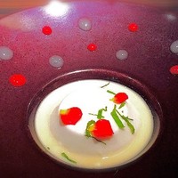 KAZAN - 赤と白のソースは洋梨とフランボワーズ！