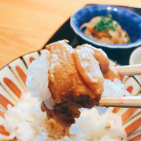 実家 くろぎ - まずはご飯を包んでパクっ
