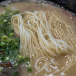 麺や 小鉄 - マイルドだけどシッカリした豚骨スープにかなり細いストレート麺。好みでした。