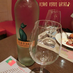 ヴィラモウラ - 白ワインなんだけど薄っすら緑のワインはヴィーニョベルデ ガタオ VINHO VERDE GATAO(グラス638円/ボトル3600円)♪ 完熟前の葡萄で作ってるそうでフルーティで爽やかな微発泡ワイン！