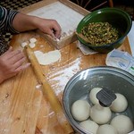 津香飯店 - 水餃子を作ってる所を撮らせていただきました。