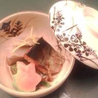 つのくに - 煮物の鉢（芋と魚）