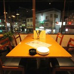 バル酒場 たくの店 - 落ち着くテーブル席も完備