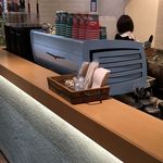 猿田彦珈琲 - 今回はカフェモカ460円を注文。コーヒーが出来上がるまでの間、店内の様子を見ながら待つことにします。