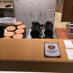 猿田彦珈琲 - 店内にはエスプレッソマシーン、ミルマシーン、ハンドドリップ用のスペースが設けられており、どの種類のコーヒーもしっかりと楽しめそうです。