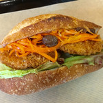 ミックスプラスベーカリー - チキンカツレツとキャロットラペのサンド ¥340