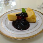 Sakura - 自家製チーズケーキ・ブルーベリーソース添え