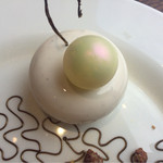 パティスリー オー フィル ドゥ ジュール - マダガスカル♪この球体に惹かれました