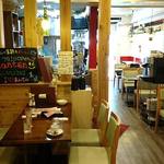 石窯ピザ Manten - Manten ＠ときわ台 板貼り床のカジュアルな店内