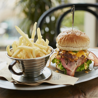 ジューシーかつヘルシー！食べ応え十分のグルメBURGER！