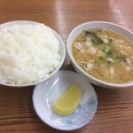 日の出食堂 - 豚汁200円、めし中200円