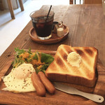 SOROR - モーニング／トーストウインナーエッグ 500円
      ドリンク付き
