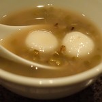 中国四川料理 梅香 - 白玉入りの緑豆お汁粉（9千円のコース料理で提供）