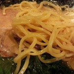 濃厚豚骨ラーメン 尾久家 - 麺が特徴的。この感じはなんだろう？(16-09)