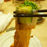 川菜館 - 辛味のタレにつけて食べます！