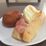 粉とクリーム - 惣菜パソはカレーかウインナーにかぎる。今日はハムエッグポテサラというボリュームプリタツなものも。自宅にて