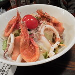 Yakitori No Ippei - 海鮮サラダ。確か600円。かなりの量です！