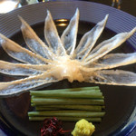 寝かせて熟成させた穴子の菊花作り