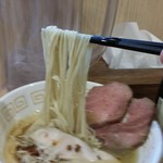 中村麺三郎商店 - 素麺に近いくらいの細麺に白湯スープが絡む。