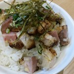 中村麺三郎商店 - チャーシューネギダレご飯（300円）チャーシューには豚の色々な部位、そして鶏チャーシューが入る。これに塩ダレが絡まりかなり完成されたサイド飯となった。