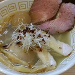 中村麺三郎商店 - 特製塩ラーメン（1000円）比内地鶏の丸鶏、徳島地鶏のガラ、豚骨、牛骨、本枯節、煮干しの他、浅蜊、貝柱の他に昆布出汁も入っているという