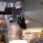 中村麺三郎商店 - 店内は店主、アシスタントの男性2人、ホールには女性ひとりがいた。