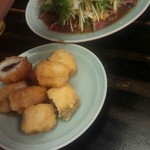 大衆料理　川治 - 手前：鱧のてんぷら、奥：カツオのたたき(16-09)