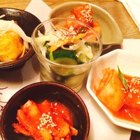 焼肉トラジ 新橋店 - キムチ 5種 盛り合わせ