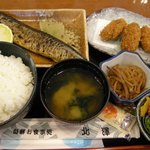 下町の定食屋 北澤 - 「さんまの塩焼きとカキフライの定食」（880円）