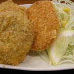 下町の定食屋 北澤 - 定食のメンチカツとじゃがいもコロッケ