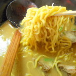 らーめん味幸 - 麺は文句なし黄色い縮れ麺。