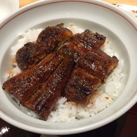 ひつまぶし名古屋備長 グランフロント大阪店 - 炭火にて
                    カリっと焼けた
                    ひつまぶし