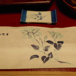 加賀屋 - お箸置きとお箸の包み紙の模様は同柄で他にも２種有り、加賀屋さん名物、吹き抜けの長ーいタペストリーと同じ作家さんのデザイン。