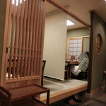 八百亀 - お座敷は、畳にテーブル席。