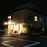 八百亀 - 夜の外観