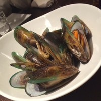 ワカヌイ グリル ダイニング バー 東京 - デカイ　ムール貝？