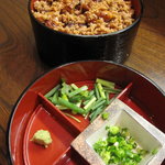 銘鶏やき鳥 鳥仙 - 鶏まぶしご飯、お重の下に薬味がはいっています。