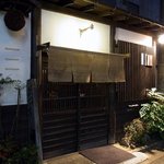 酒盃 - 右手には、杉玉が鎮座していますね。 白壁に情緒のある格子戸がすごくマッチしています。 暖簾も余計な物は一切書かず、静かにお客さんを待っている感じです。