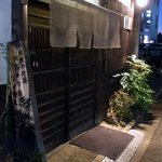 酒盃 - 左側からお店を撮っています。
