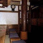 酒盃 - 店内に案内されました。 今回は１人だったのでカウンター席です。 ここは、２人掛けの長椅子タイプが４組あります。 １番乗りだったので手前の椅子を勧められました。  　