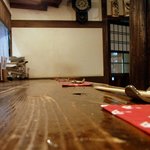 酒盃 - 椅子に座わりました。 店内には落ち着いた感じのJAZZが流れています。