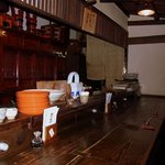 酒盃 - この空間は暖かみがあると思いませんか。 新しくはないんですけど、暖かみがありますよね。 さて、最初は何を飲みましょうか。 テーブルの上にはメニュー表が置いてあります。 まずは何時ものやつにしましょうか