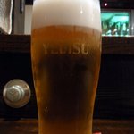 酒盃 - まずは何時ものように生ビールからのスタートです。 ここはエビスの生ビールでした。 ぷふぁ～、美味しい！！ やっぱり、エビスは美味しいですよね。   