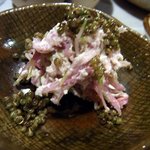 酒盃 - もって菊の白和えです。 関西ではなじみの無い食材だと思います。 「もって菊」とは食用菊の事で山形県が生産量№１なんですよ。 山形では秋の味覚として古くから郷土の味として親しまれている食材です。 体に良